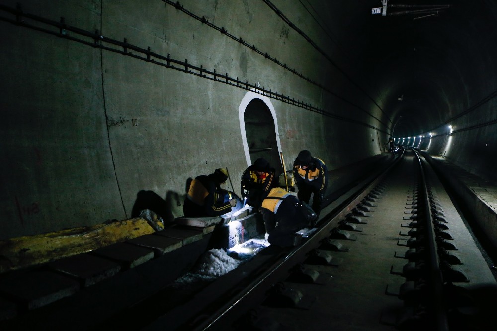 三道镇铁路运营隧道病害现状